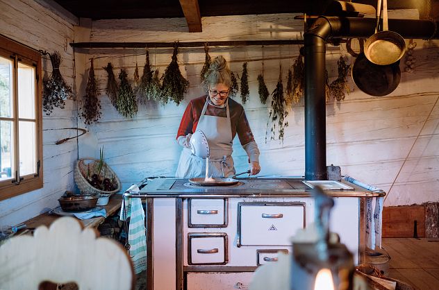 Bauernhaus Hexerei Brigitte beim kochen.jpg