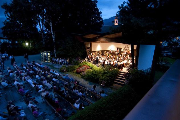 Platzkonzert bei Dunkelheit