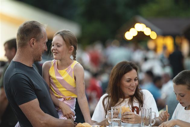 Scheffau_Dorfabend_Familie_Essen_Trinken