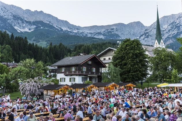 Scheffau_Dorfabend_Festplatz