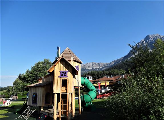 Spielehaus außen neu Sommer 2022