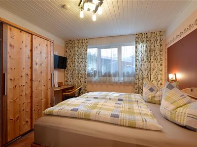 Braunes Zweibettzimmer