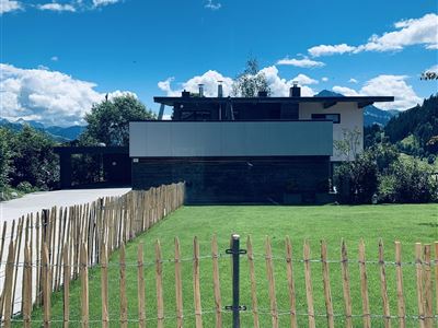Hausansicht mit Garten und Careboard