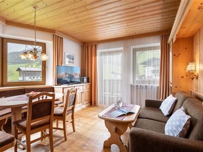 Kaiserblick - Wohnraum mit Essecke im Erker