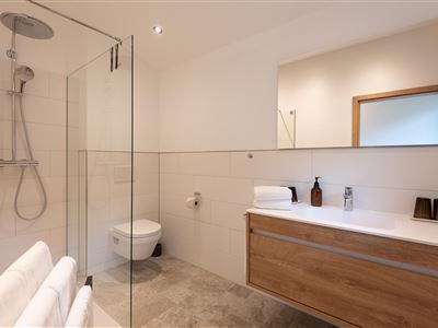 Kaiserluft_Chalets_Oberfeld_43_Scheffau_Badezimmer