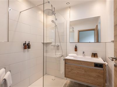Kaiserluft_Chalets_Oberfeld_43_Scheffau_Badezimmer