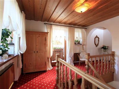 Landhaus-Bachler-Loise-Feuringweg-27-Brixen-Gang
