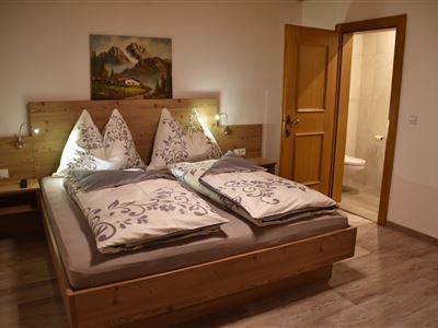 Salvenzimmer 1 mit Dusche und WC