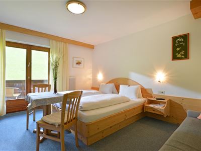 Schlafzimmer 1
