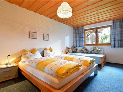 Schlafzimmer 1