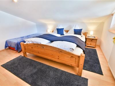 Schlafzimmer 1