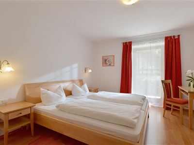 Schlafzimmer 1