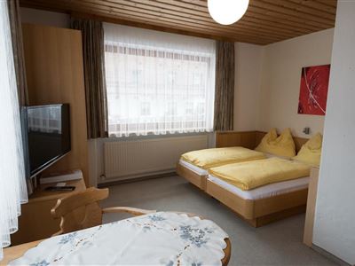 Schlafzimmer App. 8