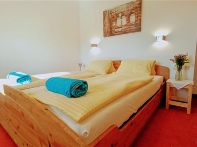 Schlafzimmer mit Doppelbett