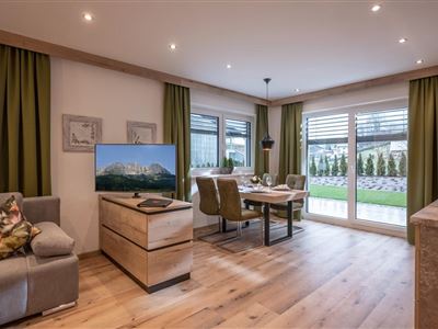 Söll_APARTdeluxe_Gartensuite_Wohnraum_WilderKaiser