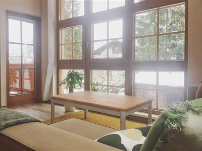 Sofaecke mit großer Fensterfront und Bergblick