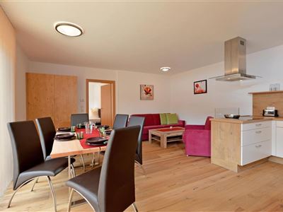 Wohnzimmer mit großem Esstisch