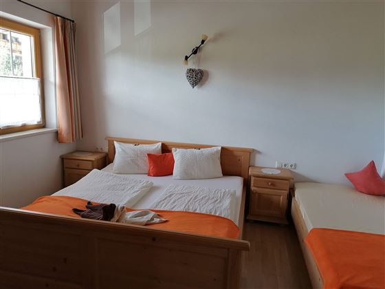 1 Dreibettzimmer + 1 Doppelzimmer