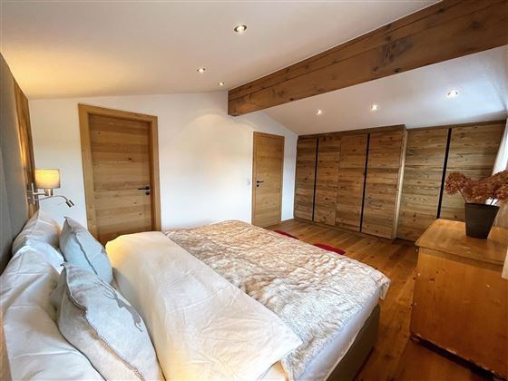 21 Schlafzimmerschrank