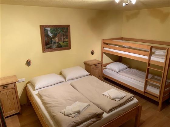 5_Schlafzimmer mit Doppelbett und Stockbett