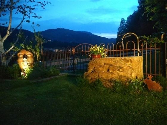 Abendbeleuchtung in unserem Garten