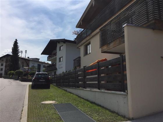Ansicht Garten mit Parkplatz vor dem Appartement