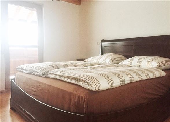 Ap 108 Schlafzimmer mit Boxspringbett und Balkon