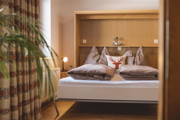 App_2_ausklapbares_Bett_Wohnbereich