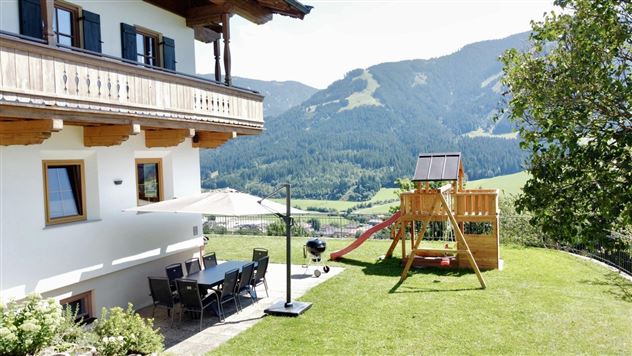Terrasse mit Gartenmöbel, Grillmöglichkeit, Kinderspielplatz