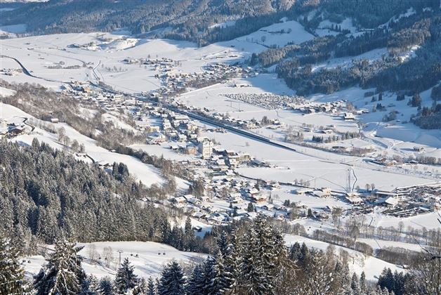 Ausblick auf Brixen im Thale im Winter
