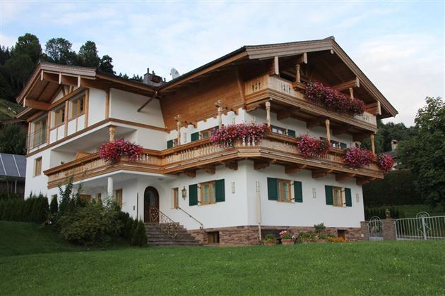 Vorderansicht Ferienhaus Evi mit Ostbalkon.
