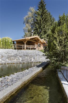 Bach mit Blick auf die Sauna