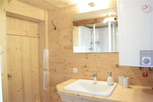 Bad mit Waschbecken, Dusche und WC