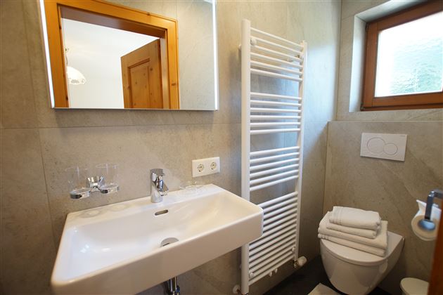 Zusatzbad von Zimmer 3 des Ellmauer Tor Appartements Bild Nr. 1.