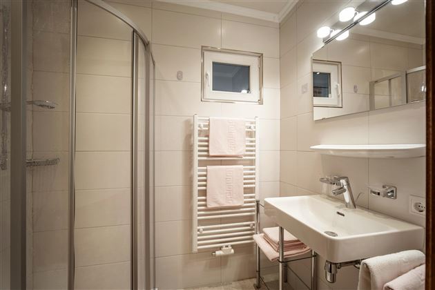 Badezimmer kl. Appartement Nebenhaus