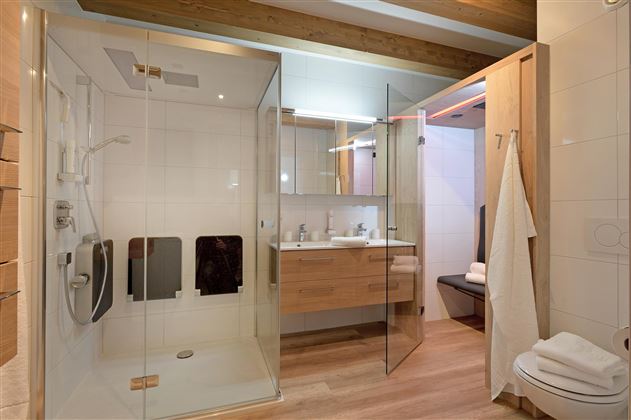 Badezimmer m. Infrarotkabine und Dampfdusche