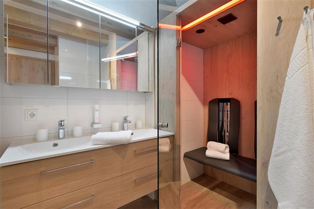 Badezimmer m. Infrarotkabine und Dampfdusche