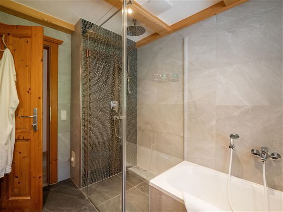 Badezimmer mit Dusche