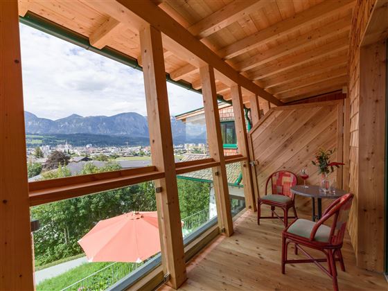 Berghaeusl-Kuehholzer-Sommer-Balkon-Aussicht