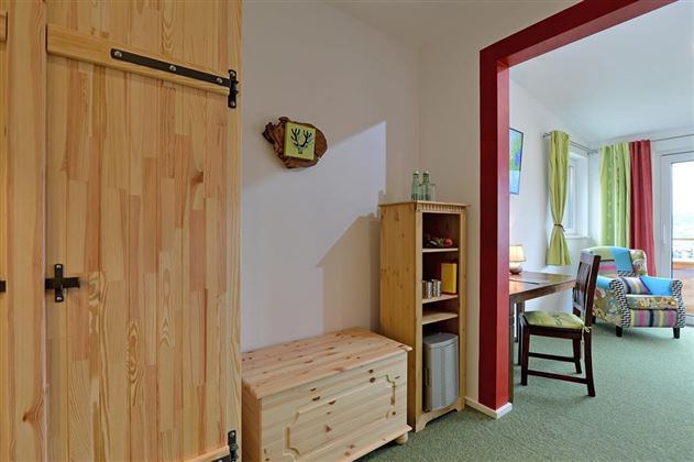 Berghaeusl-Kuehholzer-Zimmer-Garderobe