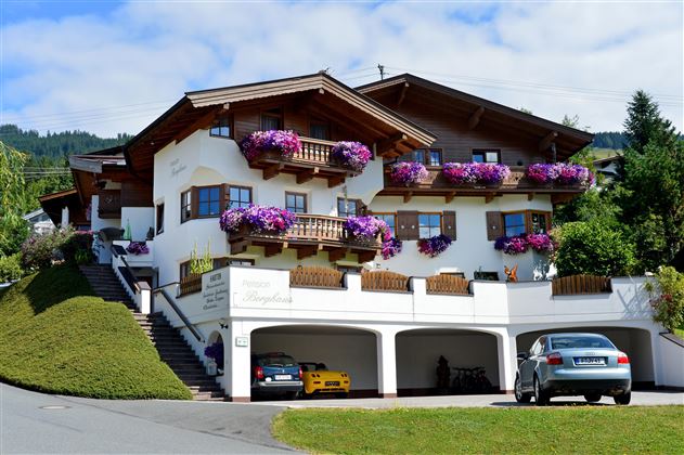Berghaus-Hutter-Anneliese-Scherbuehel-2-Kirchberg-