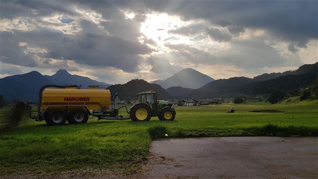 Bruggerhof Niederndorf - Arbeit Traktor