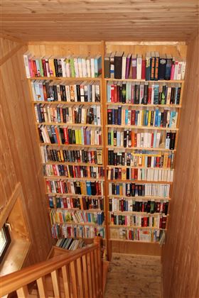 Bücherwand für unsere Gäste