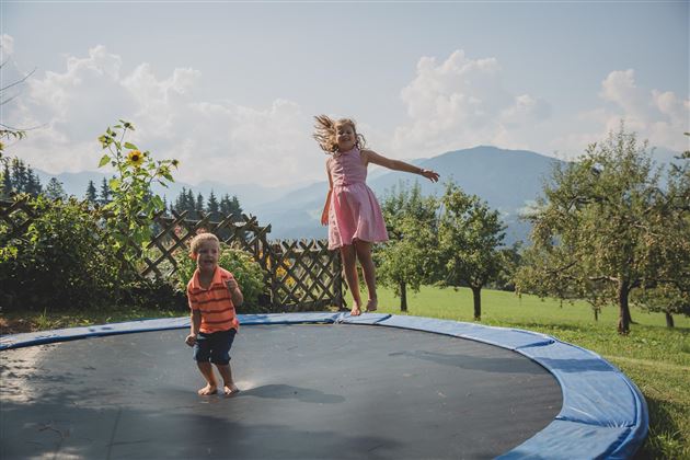 Das Trampolin ist magisch anziehend.
