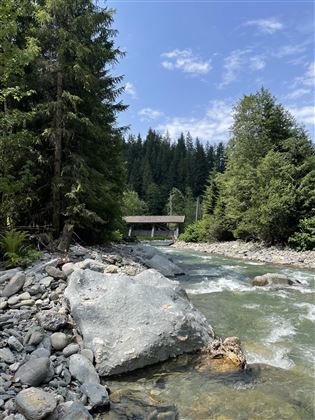 Der Fluss gegenüber