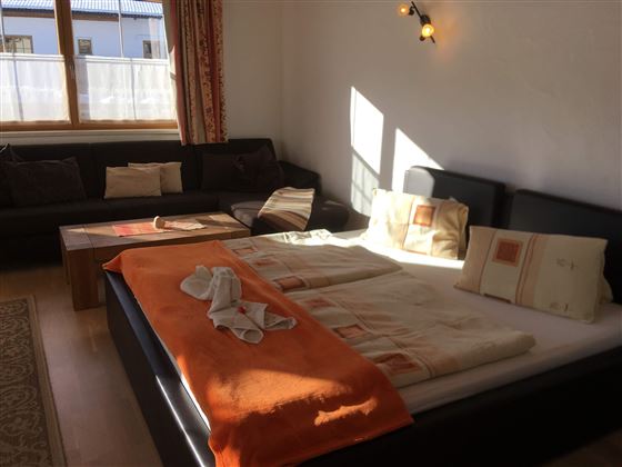 Doppelfernsehbett im Wohnzimmer