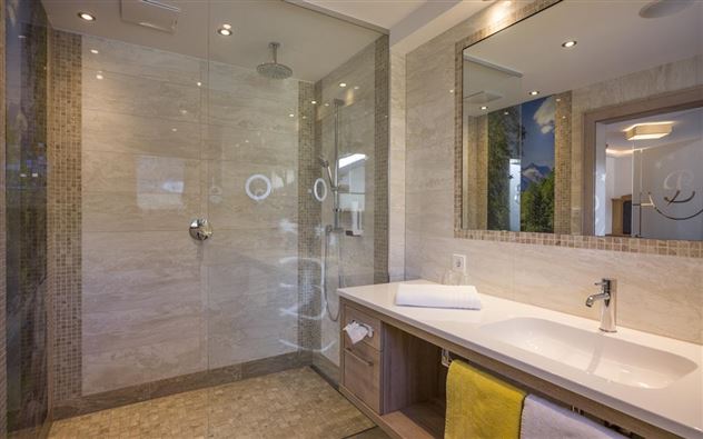 Doppelzimmer Altholz Badezimmer