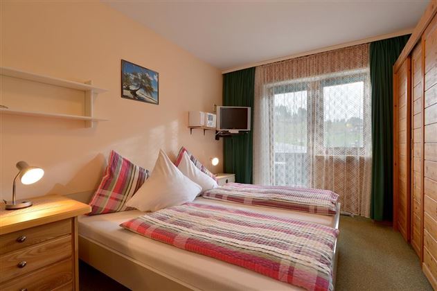 Zimmer Nr. 2 mit Balkon, Duschraum u. WC getrennt im Zimmer