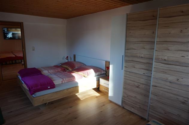 Dormitorio en la finca con balcón en el lado sur.