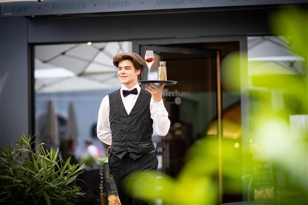 Erstklassiger Service_Platzhirsch Kufstein Café Re